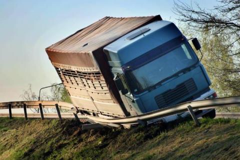 How Truck Accident Lawyers Hold Carriers and Drivers Both Liable