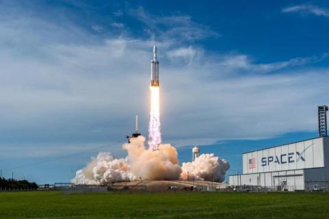 From Mars Colonies to the Moon: SpaceX Adjusts Its Strategy