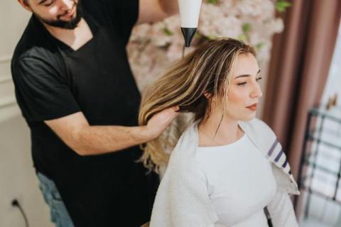 Transform Your Style Through Tailored Lightening Services Provided by Renowned Luxury Salons