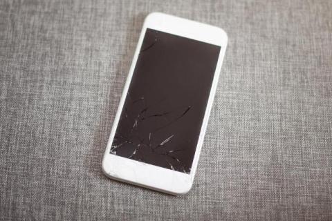 The Hidden Dangers of Ignoring a Cracked Phone Screen